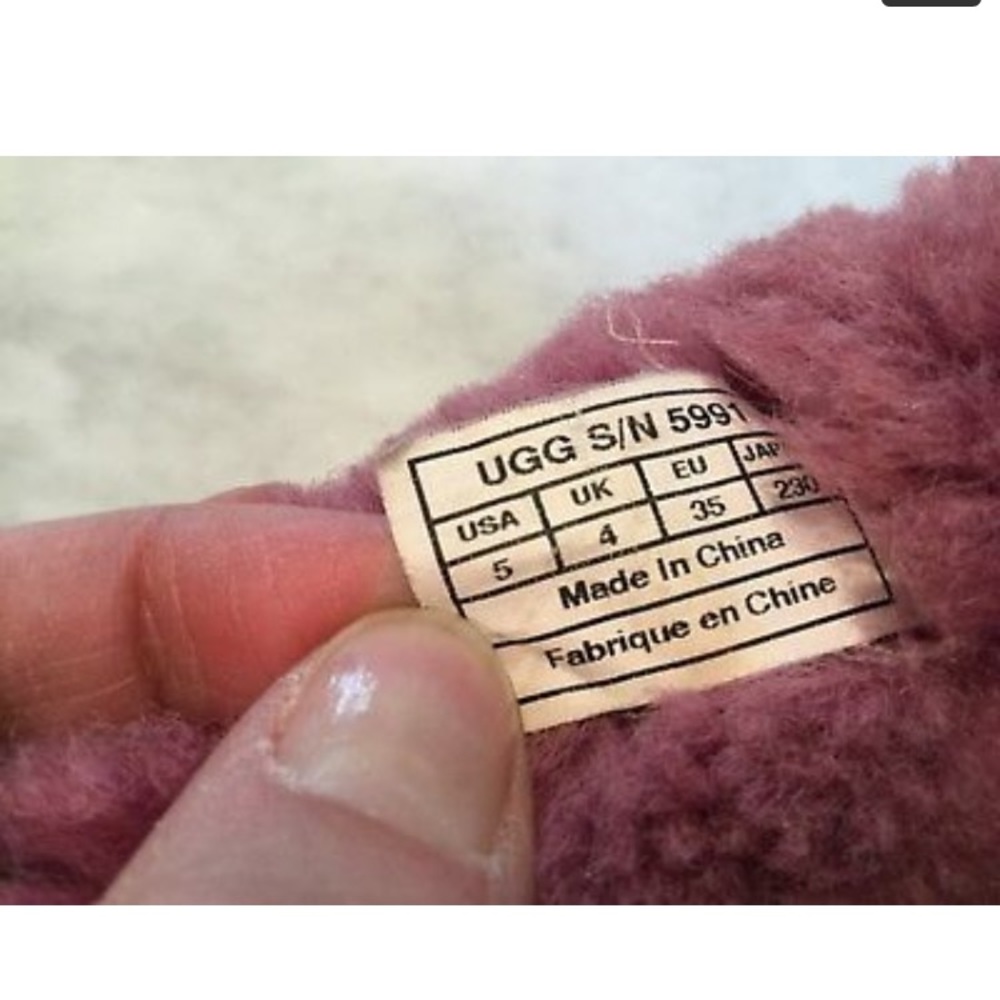 Ugg Boots Sz 5 Classic Short Bailey Button Magenta - Picture 3 of 8
